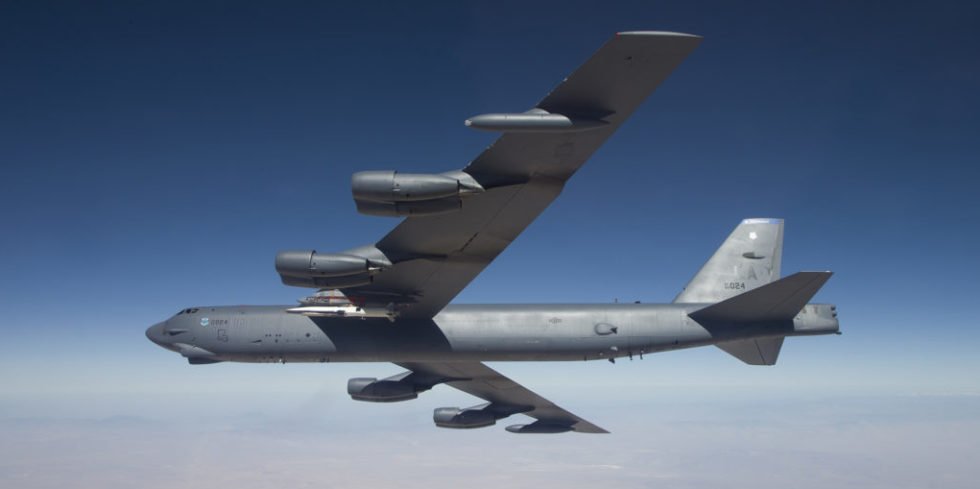 Ein B-52-Bomber am 1. Mai 2013: Unter dem Flügel ist der montierte Flugkörper X-51A zu erkennen.