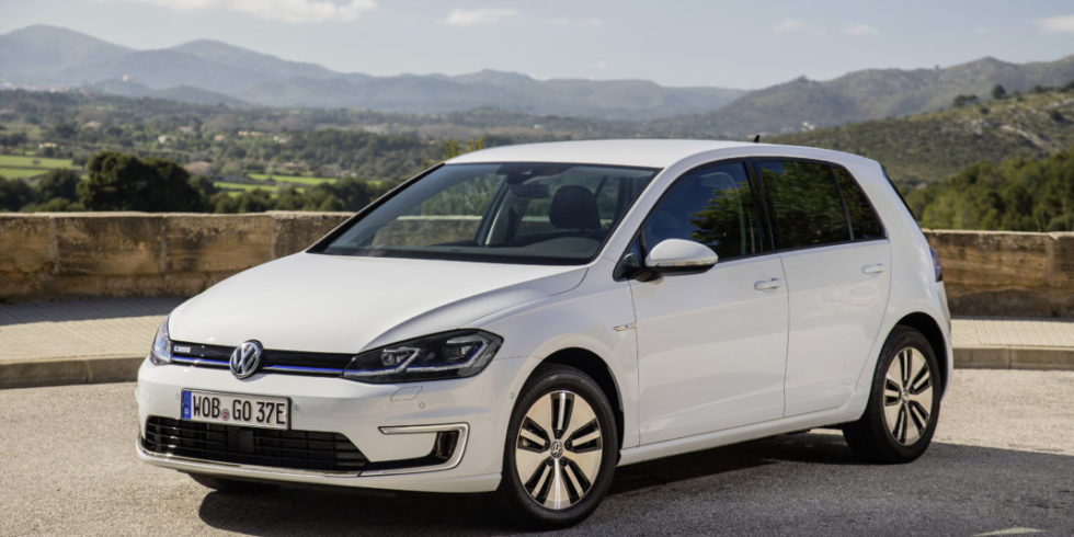 Der VW e-Golf in weiß parkt