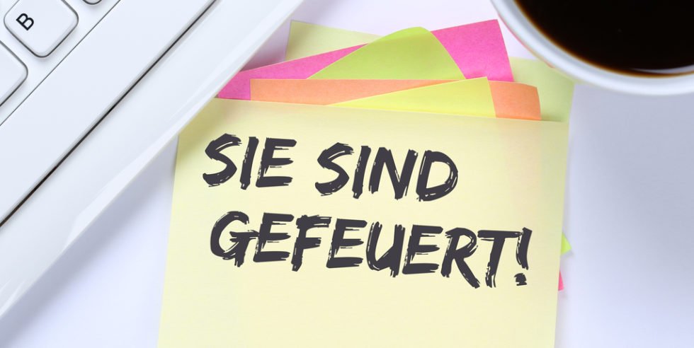 Post-its mit der Aufschrift "Sie sind gefeuert" liegen vor einer Tastatur