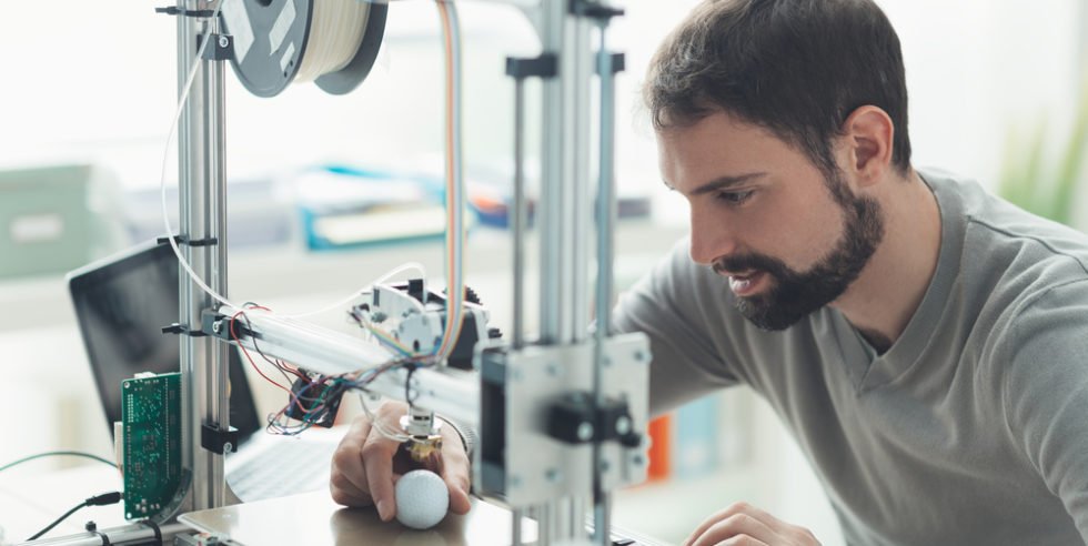 Mann vor einem 3D-Drucker