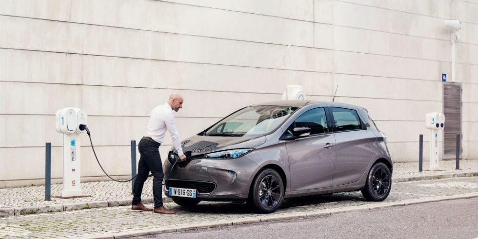 Mann lädt seinen geparkten Renault Zoe