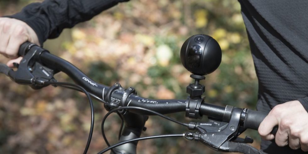 Kamera Pitta ist auf einem Fahrradlenkrad befestigt