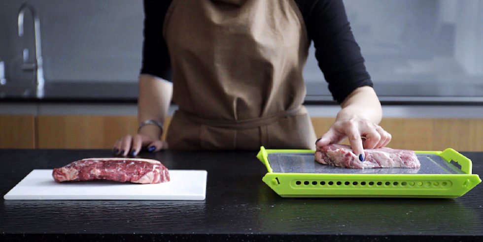 Ein gefrorenes Steak (110 g) taut normalerweise in rund 25 Minuten auf. Auf der Auftauplatte ist es nach elf Minuten bereit für die Pfanne. 