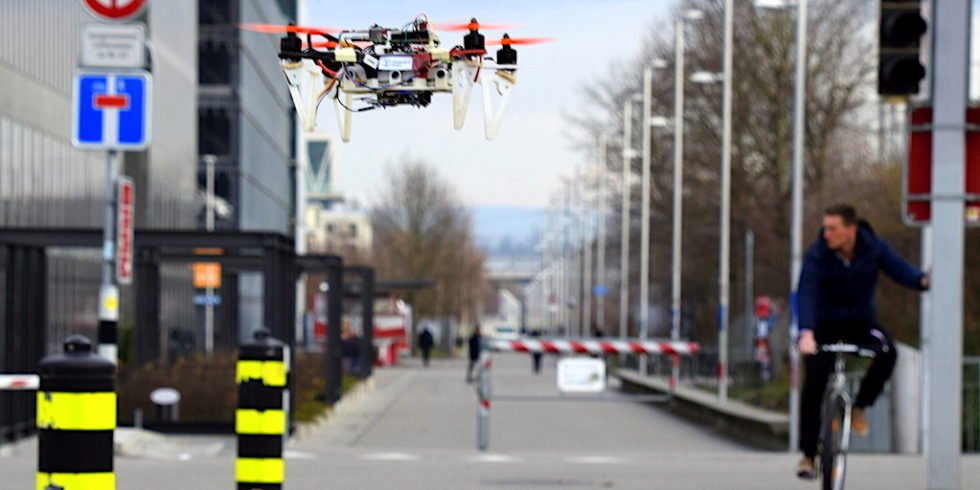 Autonome Drohne der Universität Zürich: Dank künstlicher Intelligenz navigiert das Fluggerät sicher durch die Stadt.