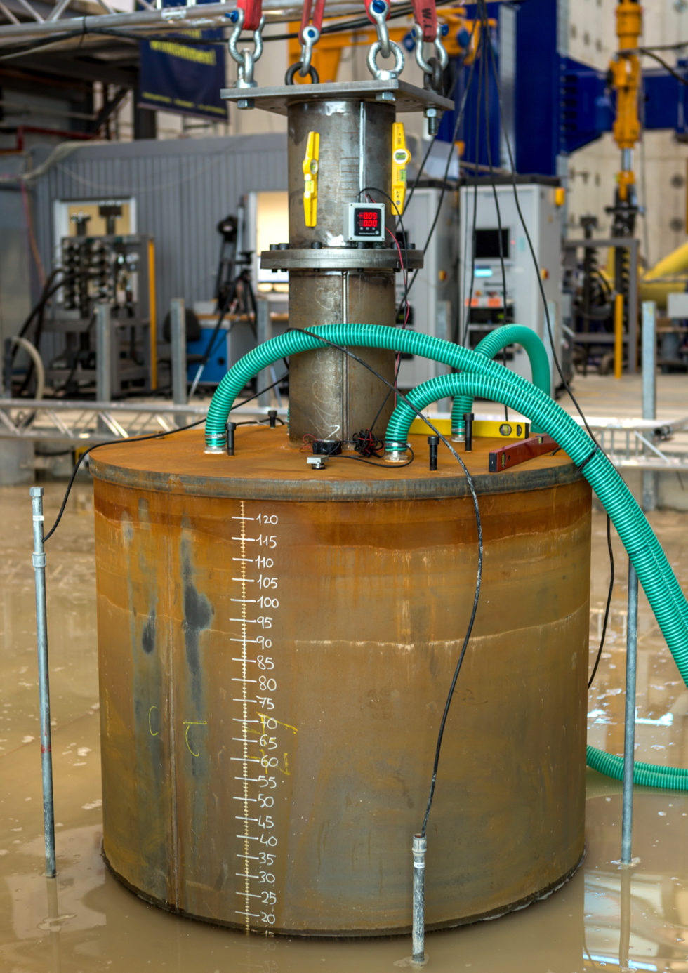 Die Installation des „Suction Buckets“ erfolgt durch sorgfältig regulierten Unterdruck. Zunächst sitzt die Stahlkonstruktion mit der offenen Seite auf dem Grund. Anschließend saugt sie sich in den Grund.