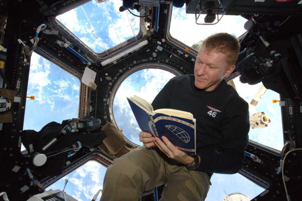 Der britische Astronaut Helen Sharman liest auf der ISS ein Buch des russischen Kosmonauten Juri Gagarin, das er persönlich signiert hat. Russland will auch nach 2024 auf der ISS arbeiten.