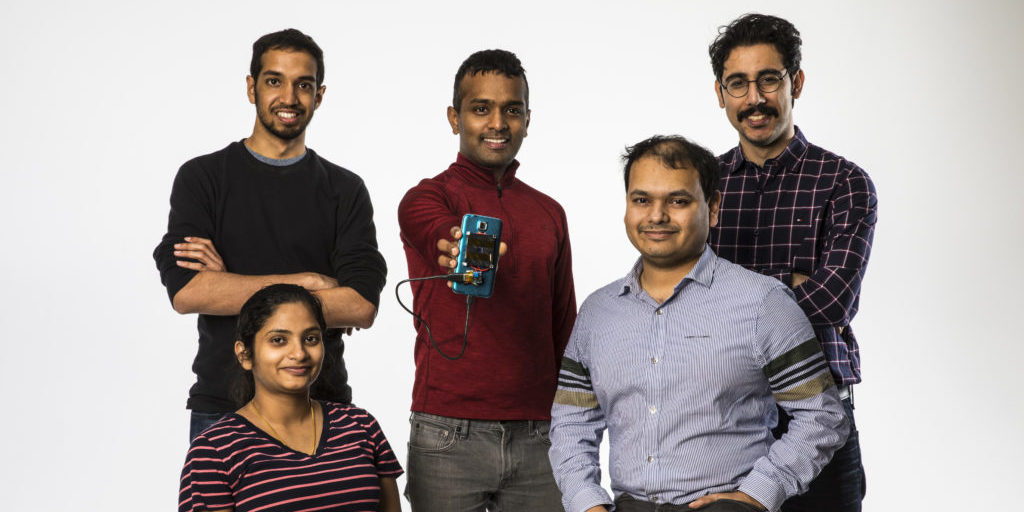 Das Forscherteam hinter der Laserladetechnik besteht aus den fünf Wissenschaftlern (v.l.) Rajalakshmi Nandakumar (vorne), Vikram Iyer, Shyam Gollakota, Arka Majumdar sowie Elyas Bayati.