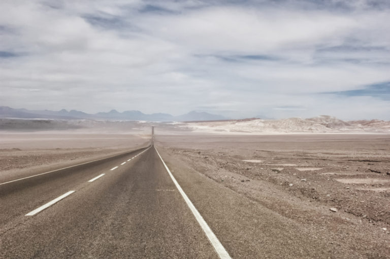 Die inoffiziell längste Straße der Welt führt auch durch die Atacama-Wüste. Foto: panthermedia.net/sephirot17