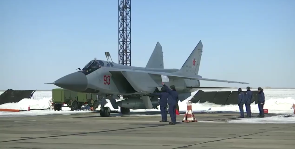 Kurz vor dem Start: Russische MIG31 mit einer Hypersonic-Rakete unter dem Rumpf.