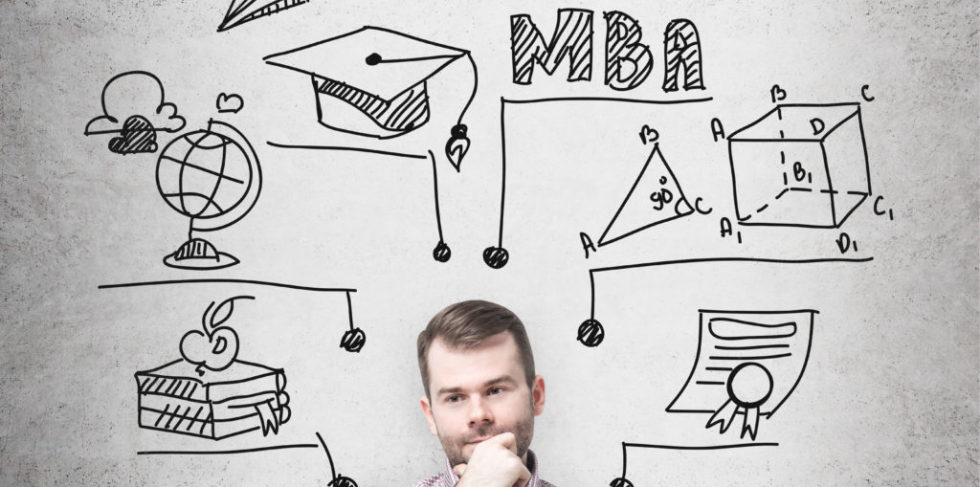 Nachdenklicher Mann vor einer Skizze zum MBA