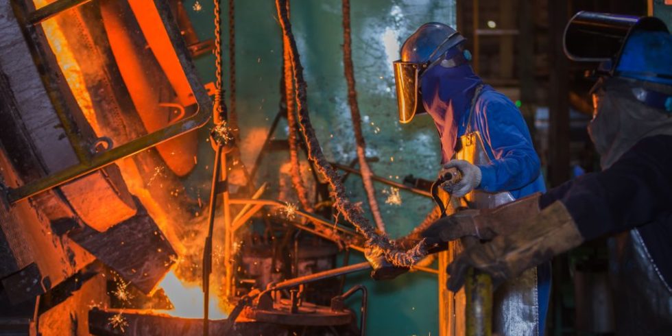 Arbeiter in Schutzkleidung in der Metallverarbeitung