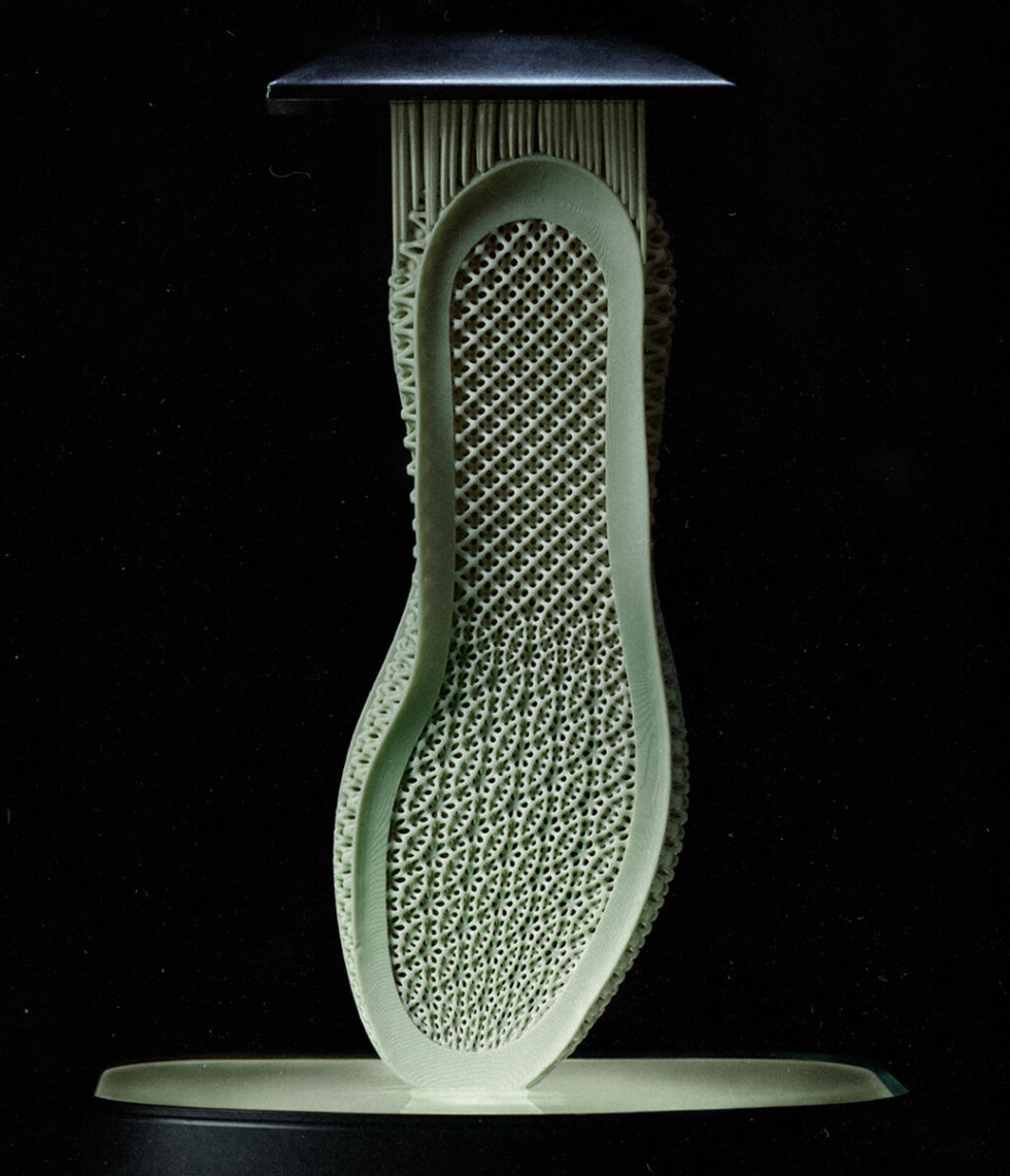 Die Zwischensohle des Adidas-Sportschuh Futurecraft wird durch digitale Lichtsynthese aus einer Flüssigkeit hergestellt.