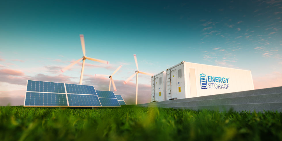Solarpaneele, Windräder und Container mit der Aufschrift Energy Storage