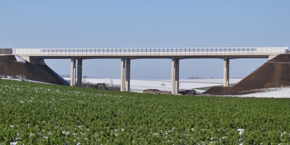 Diese Autobahnbrücke kann sich ohne Dehnfugen bewegen