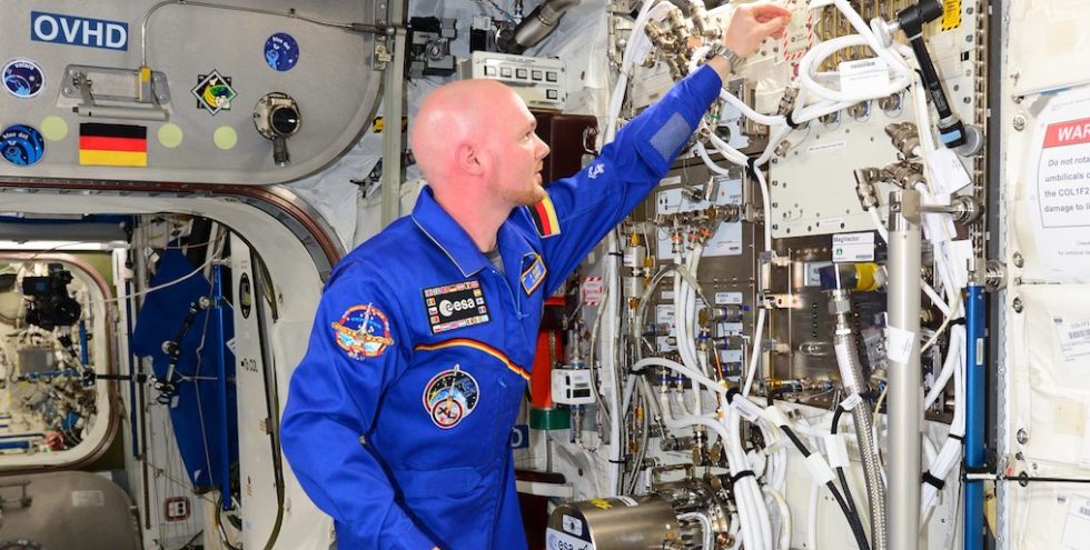 Der deutsche ESA-Astronaut Alexander Gerst war vom 28. Mai bis zum 10. November 2014 für die Mission „Blue Dot“ auf der Internationalen Raumstation ISS im Einsatz ISS. Während der 165-tägigen Mission war er in 100 verschiedene Experimente der ISS-Partner eingebunden. Hier im Bild schaltet er die ESA-Experimente EML und MagVektor/MFX im Columbus-Labor ein.