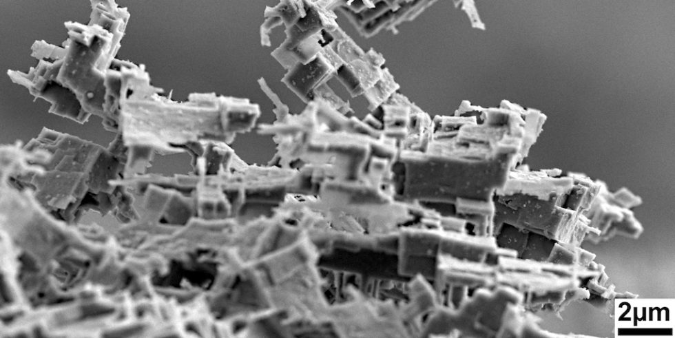 Unter dem Mikroskop wird die feine Widerhakenstruktur der aufgerauten Metalloberfläche sichtbar. Verschiedene Materialien lassen sich so miteinander „verhaken“ und dauerhaft verbinden.
