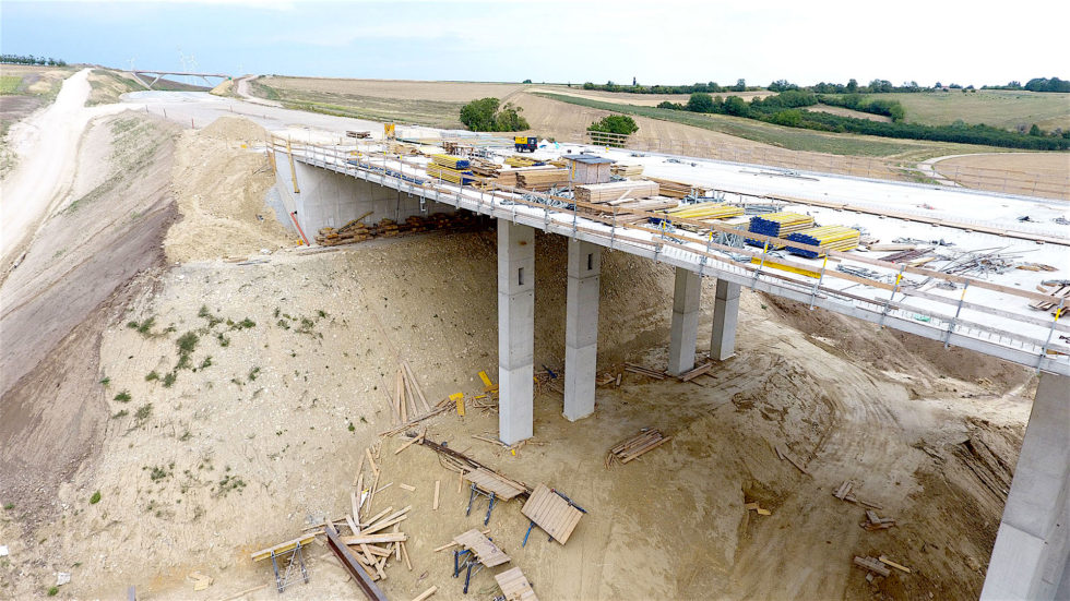 Diese Autobahnbrücke kann sich ohne Dehnfugen bewegen