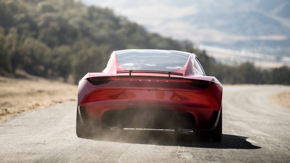 Liegt satt auf der Straße: der Tesla Roadster. Er soll 400 km/h schnell sein.