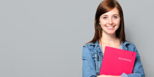 Frau mit Bewerbungsmappe