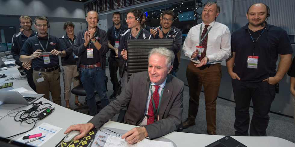 Paolo Ferri hat in der Missionskontrolle der ESA in Darmstadt Funkkontakt zu Rosetta.