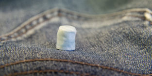 Jeanshose mit Materialprobe