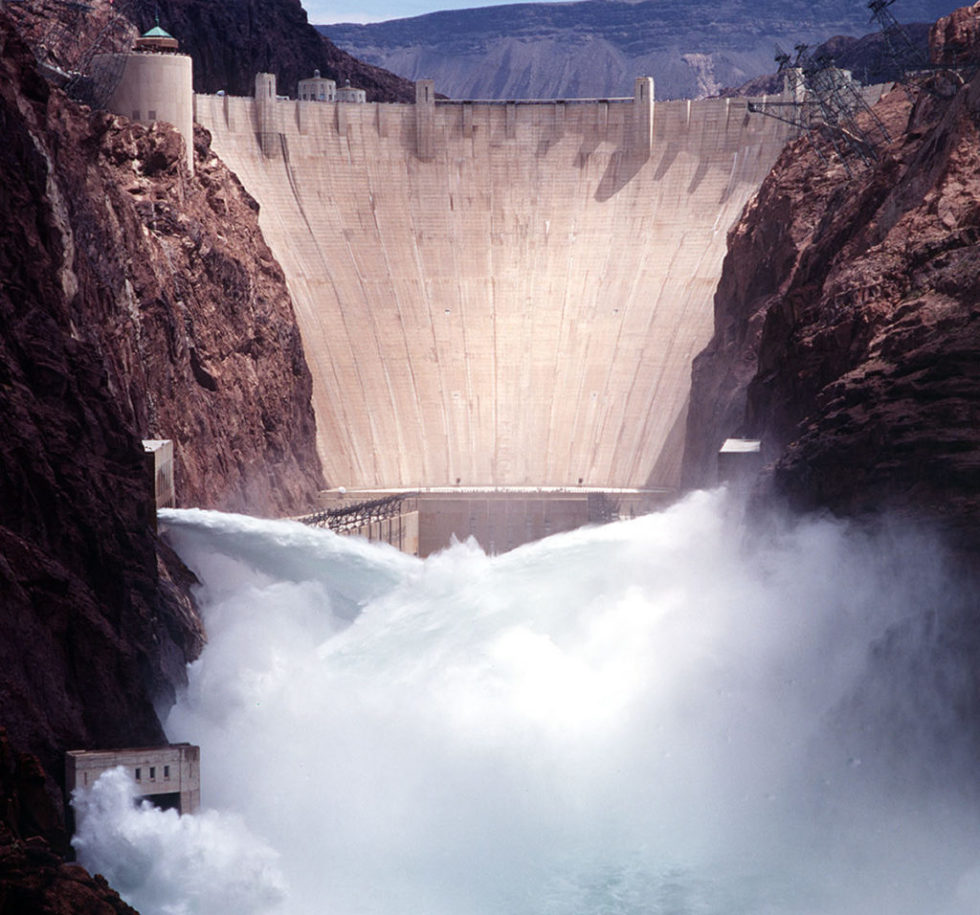 Bis zu 100 Kubikmeter Wasser fließen pro Sekunde durch die Turbinen des Hoover-Damms. Das Kraftwerk erzeugt rund 4 Milliarden kWh Strom im Jahr.