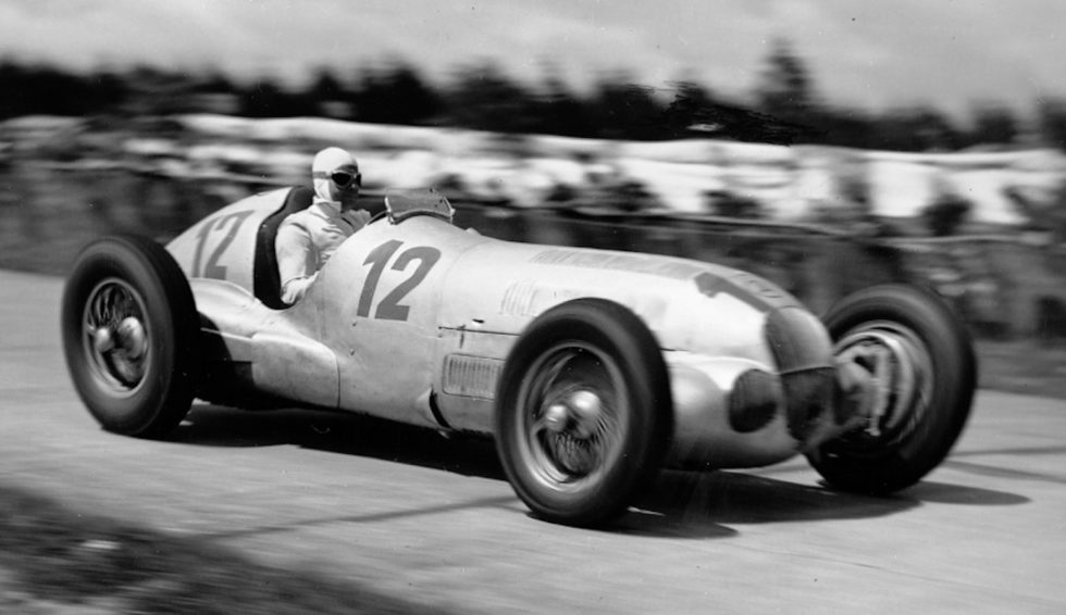 Großer Preis von Deutschland 1937: Rudolf Caracciola im Silberpfeil Mercedes-Benz W 125.