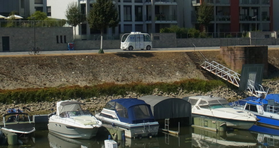 Mainz testet derzeit einen autonom fahrenden Elektrobus, der Fahrgäste entlang der Uferpromenade am Rhein transportiert. 