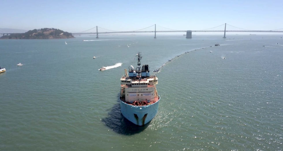 Das 600 Meter lange Röhrensystem wird von einem Frachtschiff aus der Bucht von San Francisco unter der Golden Gate Bridge ins offene Meer gezogen.