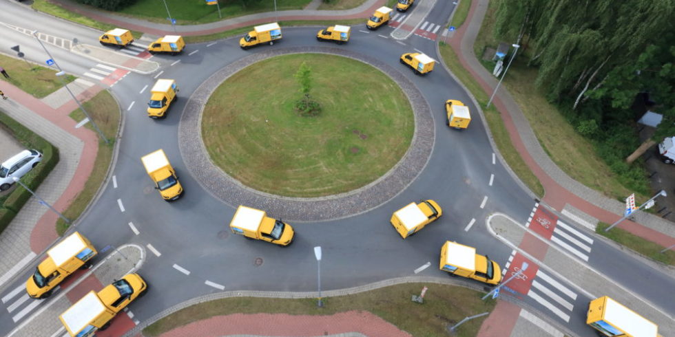 StreetScooter der Deutschen Post in einem Kreisverkehr von oben