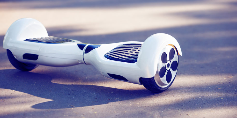 Weißes Hoverboard auf Asphalt