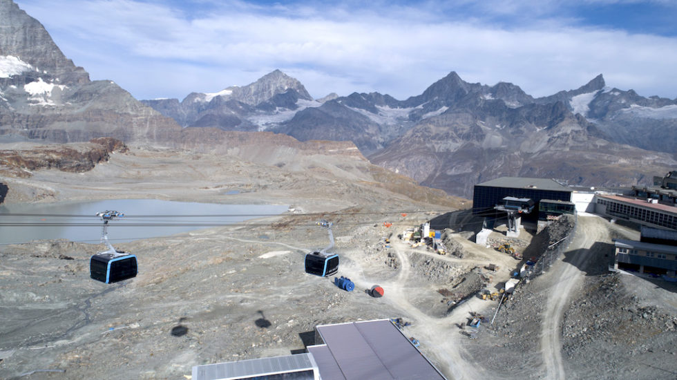 Höchste Seilbahn Europas fährt mit glasigem Boden zum Klein Matterhorn