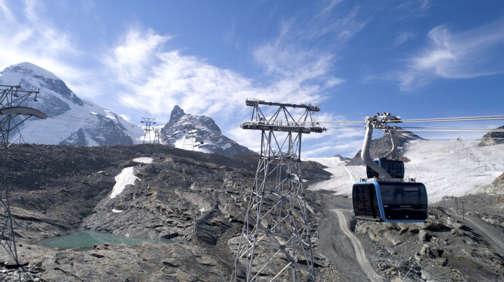 Höchste Seilbahn Europas fährt mit glasigem Boden zum Klein Matterhorn