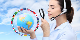 Frau trägt Headset, Lupe und Erdkugel in der Hand. Um sie Erdkugel sind Flaggen gereiht