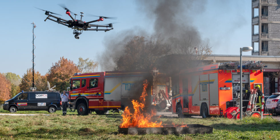 Muticopter fliegt über einem Feuer