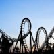 Achterbahn vor blauem Himmel