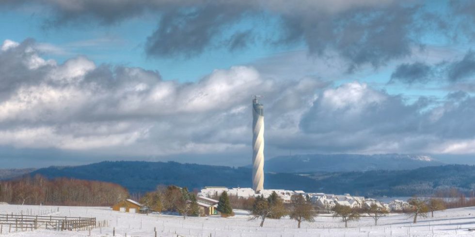 Turm in winterlicher Landschaft