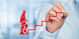 Männerhand zeichnet Menschen und eine rote Treppe in die Luft