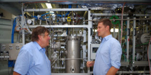 Wolfgang Arlt (links) und Daniel Teichmann vor einem Lade-/Entladesystem.