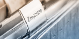 Arbeitszeugnis in Hängeregistratur