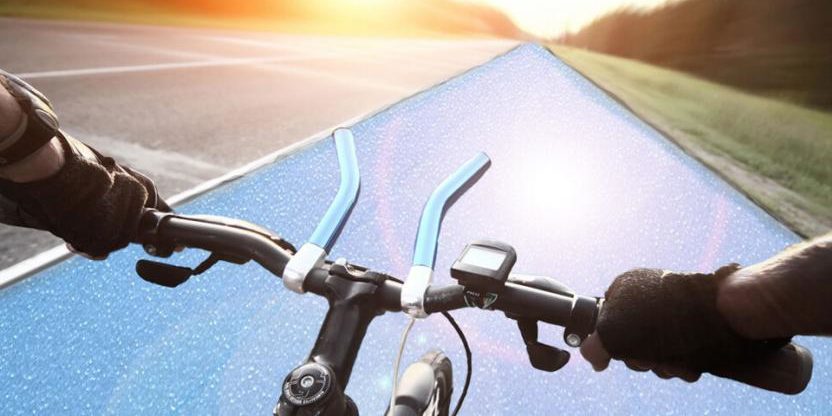 Blick über den Fahrradlenker auf die Solarstraße