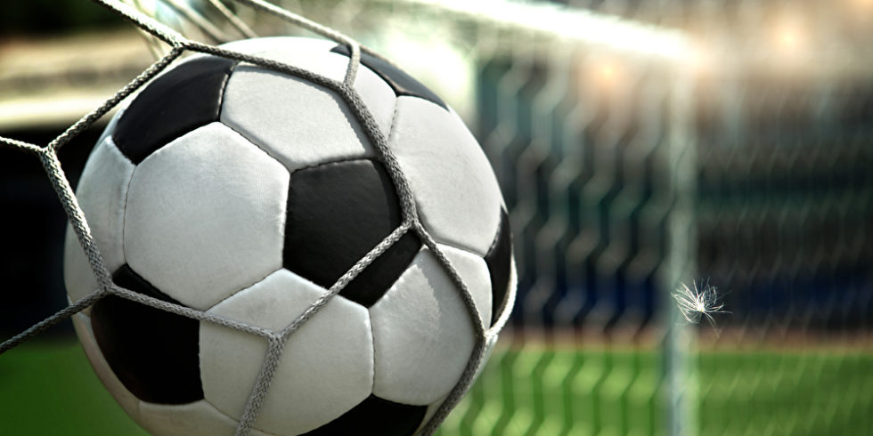 Fußball hängt im Netz eines Tores