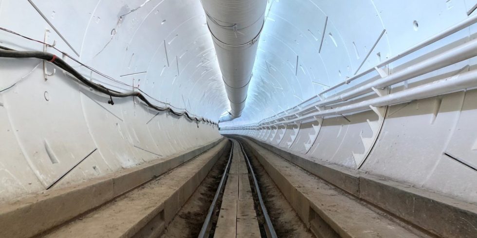 Hell ausgeleuchteter Tunnel mit Schienen