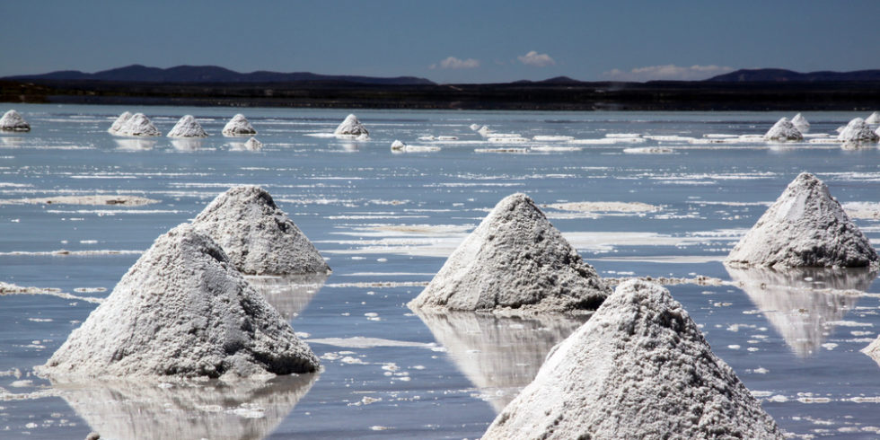 Salzberge türmen sich auf dem Salzsee in Bolivien