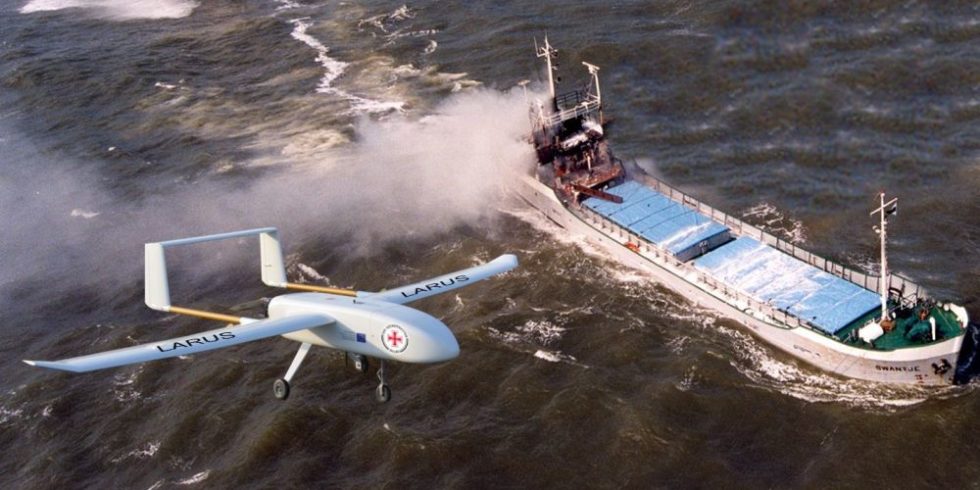Drohne fliegt über ein Schiff auf See
