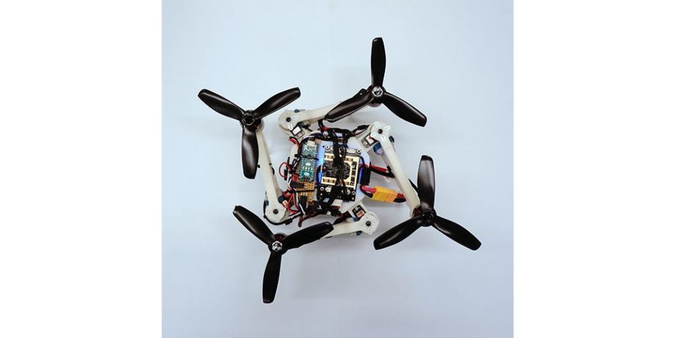 Drohne mit klein und kompakt mit angewinkelten Armen