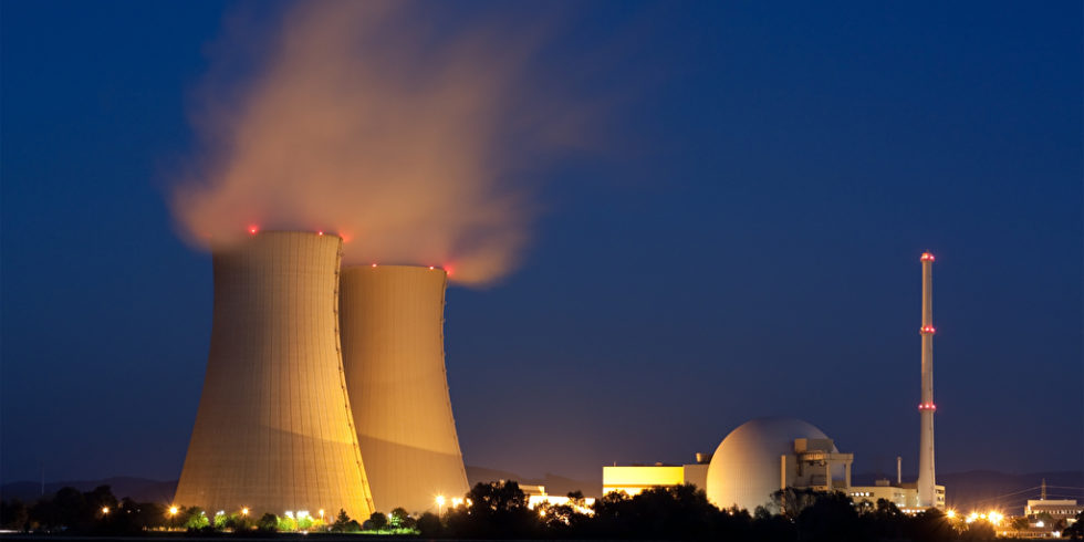 Man sieht das Kernkraftwerk Grohnde bei Hameln in Niedersachsen.