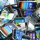 Auf dem Foto ist ein Berg von Smartphones zu sehen