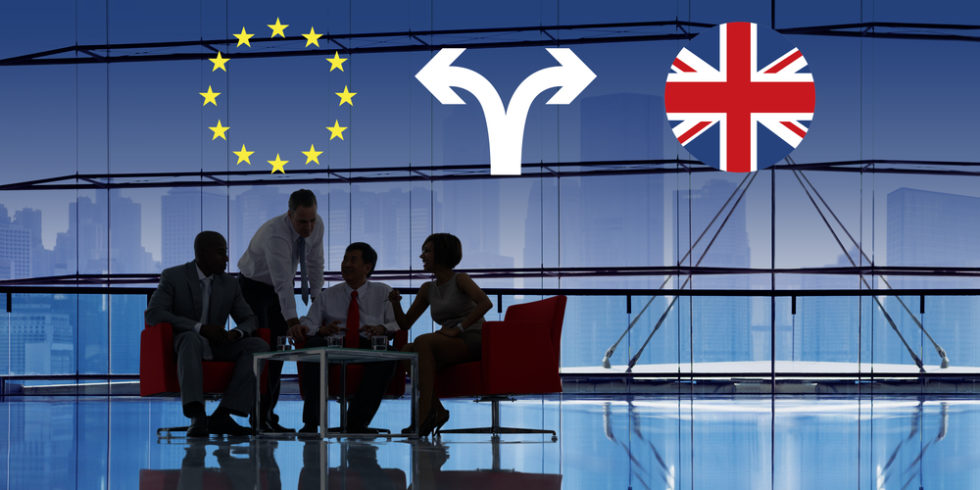 Menschen an einem Tisch, darüber Symbole der EU und Großbritanniens und zwei Pfeile in jeweils eine Richtung
