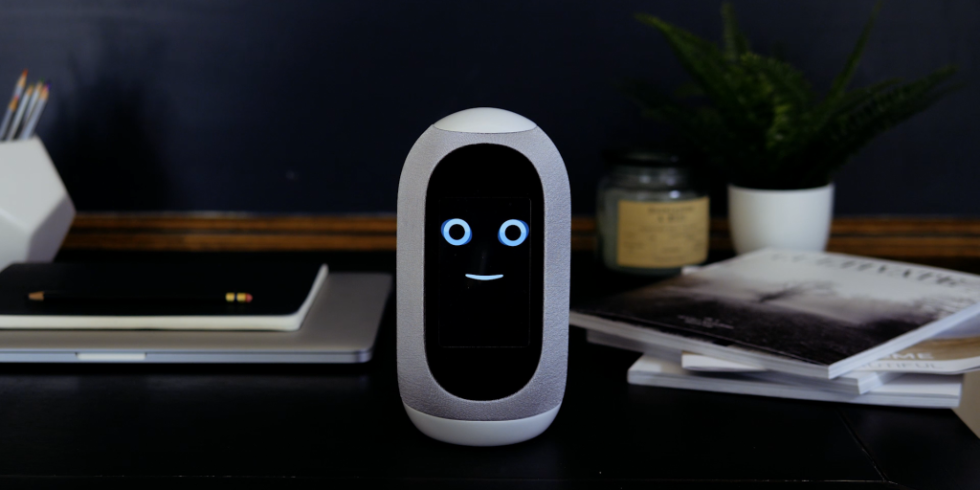 Der digitale Sprachassistent Mycroft Mark II mit einem Smiley auf dem Display